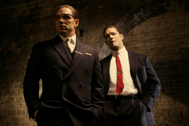 Reggie Kray (Tom Hardy) hat die Unterwelt im Londoner East End gemeinsam mit seinem Zwillingsbruder Ron (ebenfalls Tom Hardy) fest im Griff. (© Studiocanal)