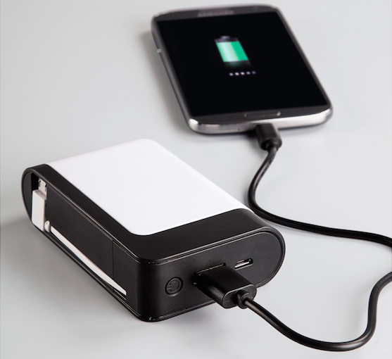 Der Hama Power Pack „Fusion Power“ mit leistungsstarken 7800 mAh ist ein externer Akku, der bis zu zwei mobile Endgeräte mit USB-Anschluss mit frischer Energie versorgt – schnell, handlich, gleichzeitig und schick dazu.