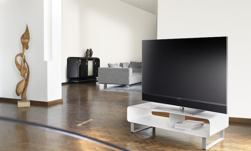 Auf der Bildschirmdiagonale 55 Zoll (140 cm) eröffnet der mit silber eloxiertem Aluminium veredelte Topas UHD Media twin R großartigen Fernsehgenuss.