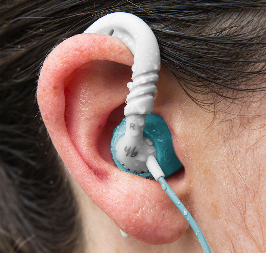 Die Yurbuds Focus 100 versprechen sich als schweißresistenter Begleiter für Sportlerinnen.