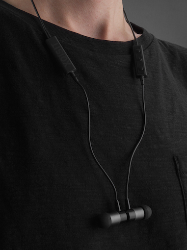 Ein besonderes Highlight des Headsets sind die magnetischen Rückseiten der Earplugs.