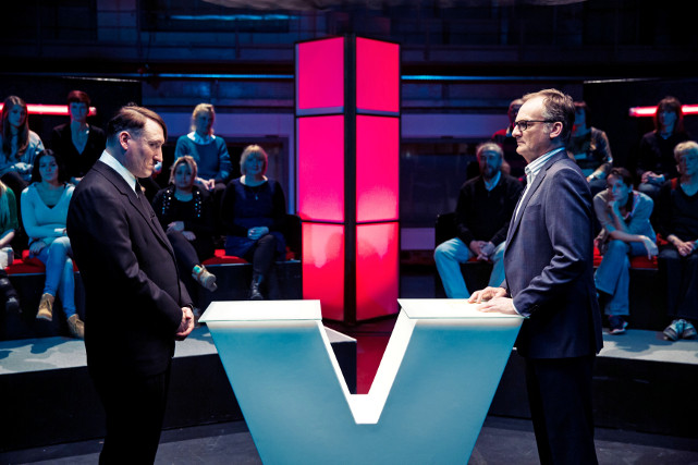 In den vielfältigen Möglichkeiten der Medien sieht Hitler allerdings vor allem Propagandawerkzeuge, um doch noch die Weltherrschaft zu übernehmen. (© Constantin Film)