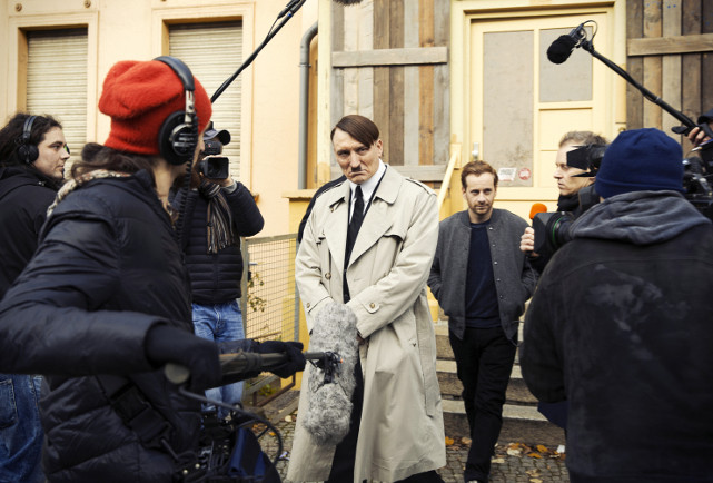 Der permanente Blick der Öffentlichkeit ist allerdings auch gefährlich und langsam wachsen Zweifel daran, dass Hitler nur ein Imitator seiner Selbst ist... (© Constantin Film)