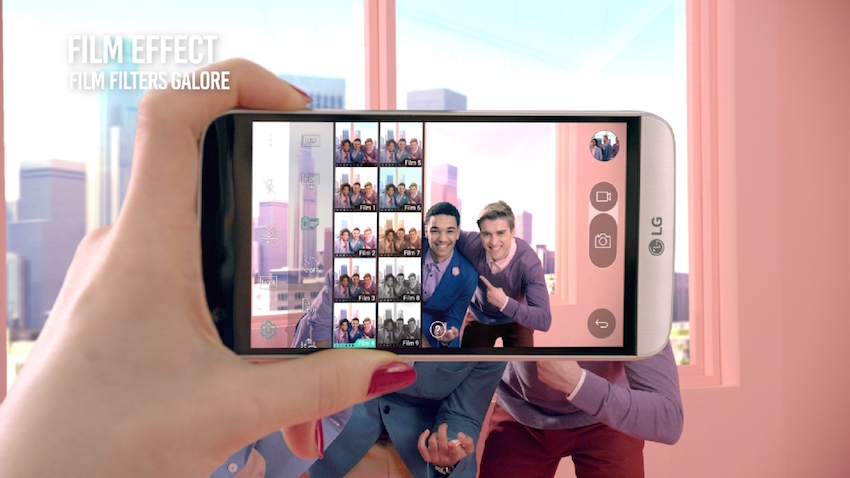 Selfie-Automatik: Die erweiterte Selfie-CAM-Funktion schießt das perfekte Selfie, sobald sie das Gesicht des Nutzers erkennt.