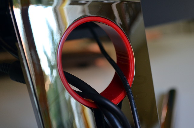 Die Kabelführung im Standfuß lässt Kabel aus dem Blickfeld des Gamers verschwinden.