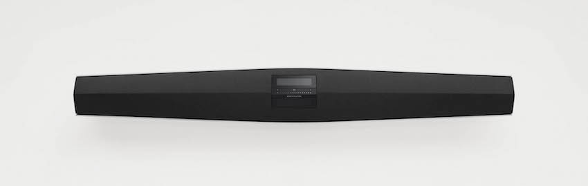 Das charakteristische Design des BeoSound 35 präsentiert sich in einer schmalen Form, die auf einer leicht fünfeckigen Struktur basiert und mit einer schwarzen Textilfrontabdeckung umhüllt ist.