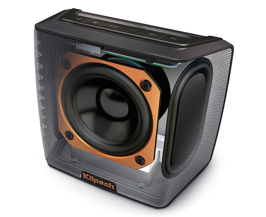 Für einen kompakten Bluetooth-Speaker ist der Groove mit einem vergleichsweise riesigen Breitband-Chassis ausgestattet. Zwei ovale Passiv-Radiatoren in den gewinkelten Schallwänden versprechen einen knackigen Grundton und zusätzlichen Bassdruck.