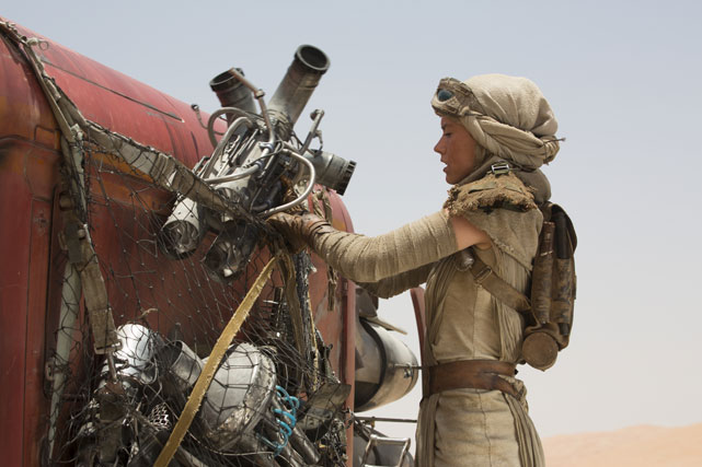 Die junge Schrottsammlerin Rey (Daisy Ridley) bekommt davon allerdings zunächst nicht viel mit. (Photo: David James. © 2015 Lucasfilm Ltd. & TM. All Right Reserved.)