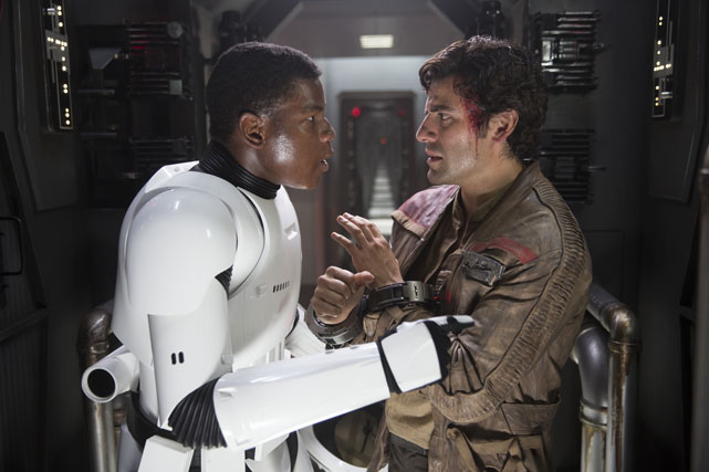 Das ändert sich allerdings schnell, als der ehemalige Sturmtruppler Finn (John Boyega, l.) und Widerstandskämpfer Poe Dameron (Oscar Isaac) auf Reys Planeten stranden. (Photo: David James. © 2015 Lucasfilm Ltd. & TM. All Right Reserved.)