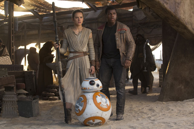 Rey (Daisy Ridley), mittlerweile in Begleitung des Droiden BB-8, und Finn (John Boyega) verbünden sich angesichts der drohenden Gefahr. (Photo: David James. © 2015 Lucasfilm Ltd. & TM. All Right Reserved.)