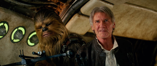 ...an deren Ende die alten Bekannten Chewbacca (Peter Mayhew, l.) und Han Solo (Harrison Ford) auftauchen. (© 2015 Lucasfilm Ltd. & TM. All Right Reserved.)