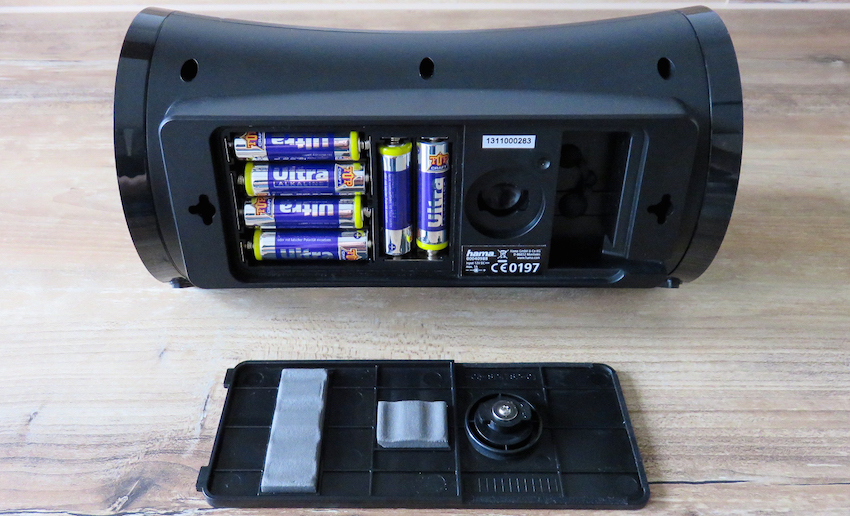 Das rückseitig platzierte Batteriefach lässt sich leicht öffnen und bietet. Hier finden sechs AAA-Batterien Platz.