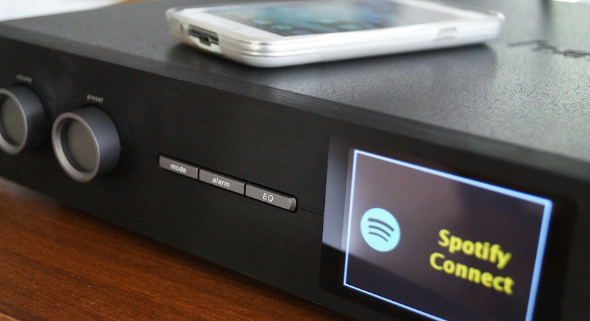 Mittels Smartphone/Tablet lässt sich eine Spotify-Connect-Verbindung herstellen. Damit hat man Zugriff auf rund 30 Millionen weiterer Songs.