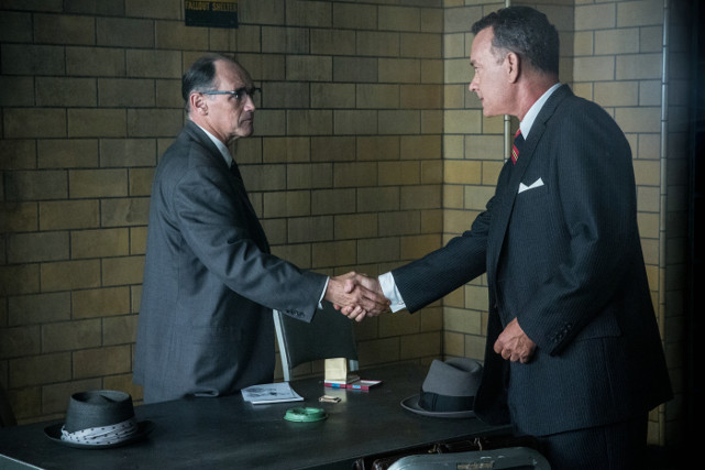 Als Pflichtverteidiger wird ihm der Versicherungsanwalt James Donovan (Tom Hanks, r.) zur Seite gestellt. (© 20th Century Fox)