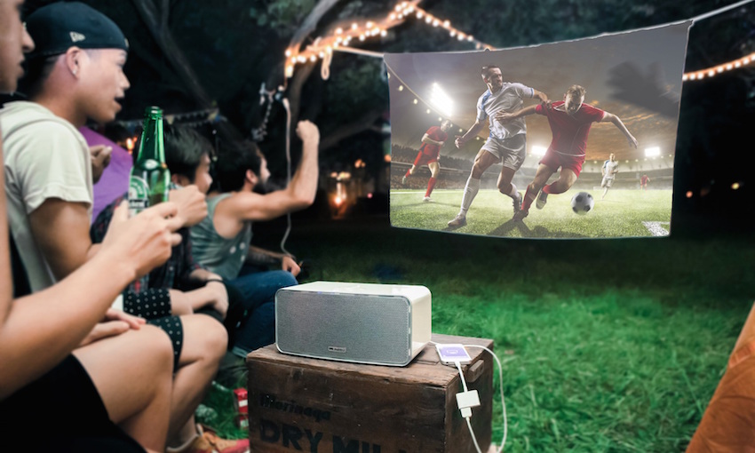 mit 700 Lumen, integriertem 3-Wege-Lautsprecher und Akku sorgt für Fußball im Großformat und den richtigen Sound bei der Siegesfeier