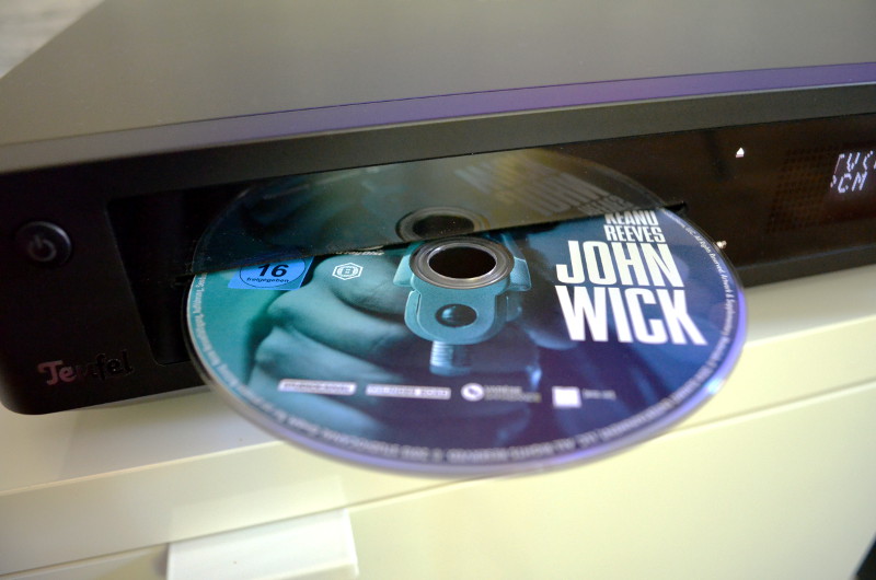 Die Discs werden zum Einlegen ganz einfach sanft in den Slot gedrückt.