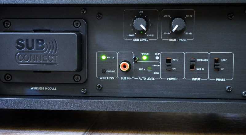 Auf der Rückseite des Subwoofers lässt sich ein Wireless-Modul einstecken.