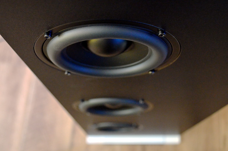 Die drei Tieftöner des Subwoofers sind enorm hubfähig und sorgen für jede Menge Action.
