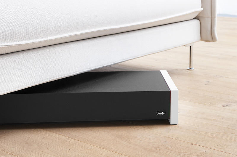 Der flache Subwoofer T 4000 lässt sich sogar unter das Sofa schieben.
