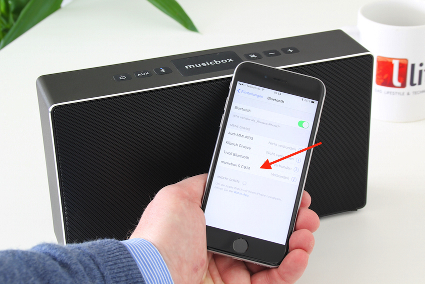 Hier wird die Verbindung leicht gemacht: Ist bei Quellgerät und Canton-Box der Bluetooth-Modus aktiviert, lassen sie sich ruckzuck „pairen“. Einfach die musicbox S aus den verfügbaren Medien auswählen und schon wartet der Lautsprecher auf Ihre Musik!