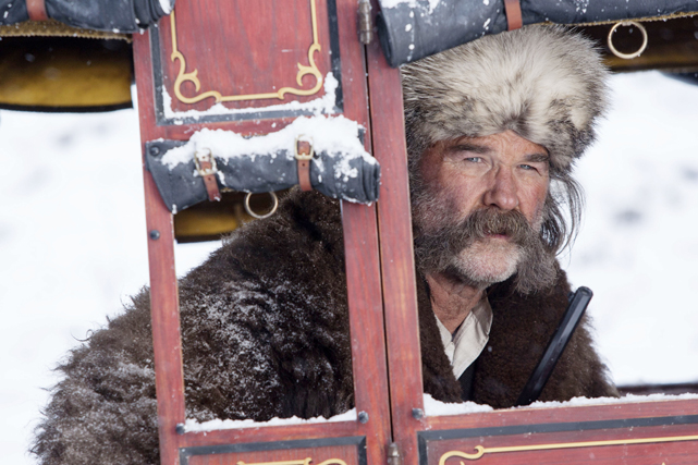 Kopfgeldjäger John „Der Henker“ Ruth (Kurt Russell) befindet sich auf unangenehmer Kutschfahrt. (© Universum Film)