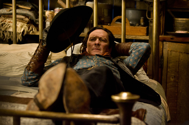 Zudem scheinen alle Personen irgendeinen geheimen Plan zu haben - vor allem Joe "Der Cowboy" Gage (Michael Madsen) ist ein Mysterium. (© Universum Film)