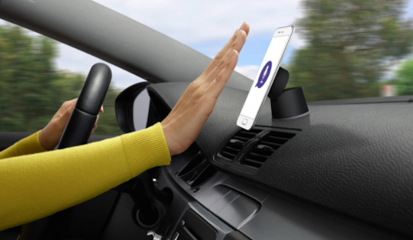 Die Halterung startet nach dem Andocken des Smartphones automatisch die sprachgesteuerte App von Logitech. Autofahrer können während der Fahrt Textnachrichten abhören und verfassen sowie ausgewählte Navigations- und Musik-Apps steuern, ohne mit dem Smartphone in Berührung zu kommen