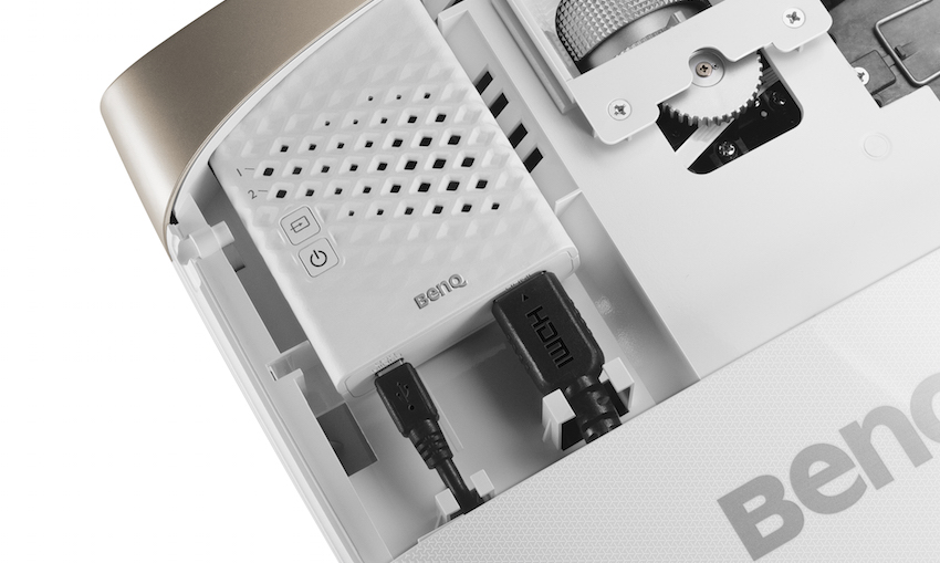 Dieses Kit besteht aus einem Transmitter mit vier HDMI®-Eingängen und einem HDMI®-Ausgang sowie einem Receiver, der per USB mit dem Projektor verbunden wird und so gleichzeitig die Stromversorgung des Receivers sicherstellt