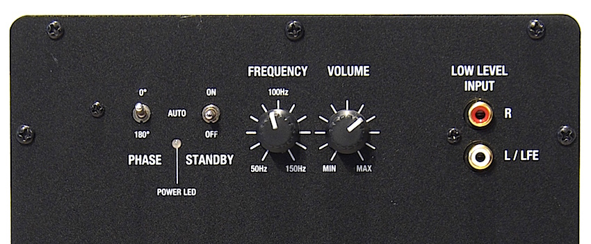 Phasenumschalter, Trennfrequenzwahl, Lautstärkeregelung, Niederpegeleingänge: Das Aktivmodul des Qube 7 ist mit allem ausgestattet, was ein anspruchsvoller Subwoofer heutzutage bieten muss.