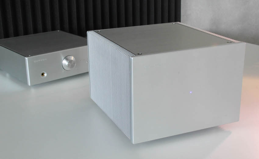 Massiver Block: Aufgrund seines kompromisslosen Aufbaus kommt die hier getestete Stereo-/Mono-Endstufe im 