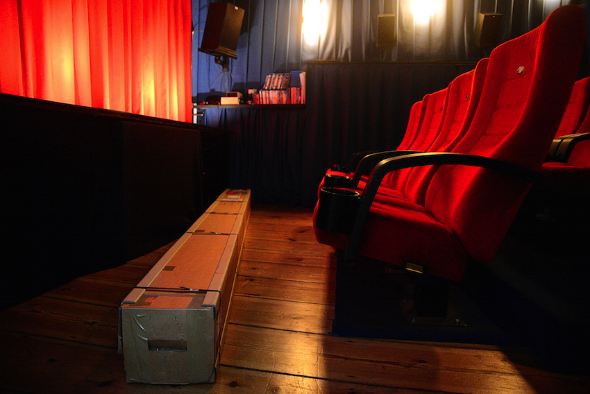 Die 27 Kilogramm schwere Leinwand wurde solide verpackt geliefert. Zu zweit war der Transport selbst durch das relativ enge Treppenhaus kein Problem. Das Paket wanderte folglich sogleich in unser Test-Kino. Foto: Michael B. Rehders
