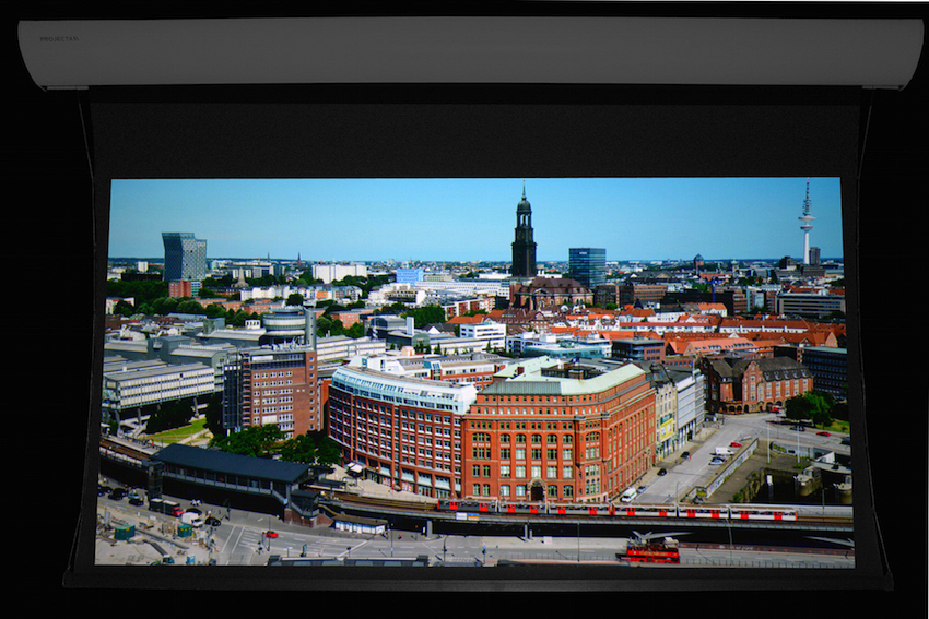 Dieses Foto von Hamburg schoss ich aus der 21. Etage. Die Farben des Doppeldeckers mit der goldenen Aufschrift werden farbrichtig abgebildet. Alle Details dieser 4K-Aufnahme sind fehlerfrei. Die Lichtverteilung ist gleichmäßig. Vom Sitzplatz aus gibt es keine dunklen Ecken und keinen Hot-Spot. Der optimale Betrachtungswinkel ist so groß, dass selbst Zuschauer, die etwas seitlich der Leinwand sitzen, eine gute Homogenität erfahren.
