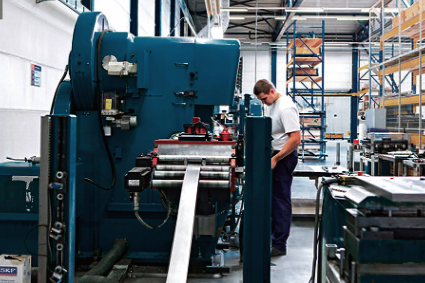 In Europas größter Produktionsstätte für Leinwände formt Projecta seine robusten Gehäuse aus Metall.