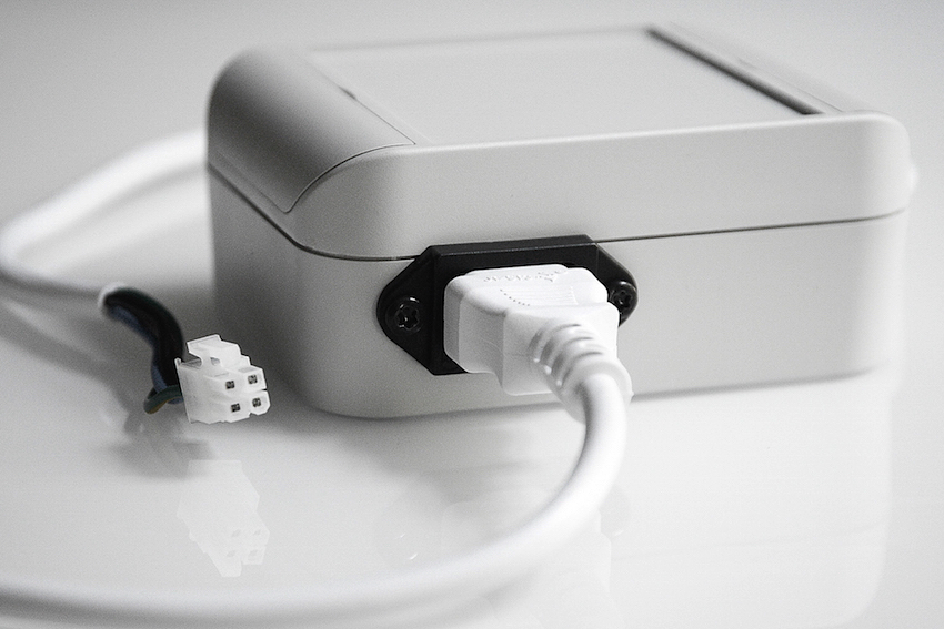 Der Netzstecker wird in den Funkempfänger gesteckt. Das Kabel, das aus dem Funkempfänger heraus kommt ist für die Leinwand bestimmt. Foto: Michael B. Rehders