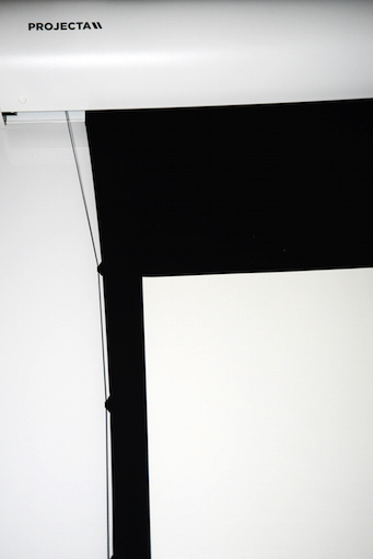 Einmal montiert, fährt die Leinwand dann zügig aus. Das Tab-Tension-System erledigt seinen Job vorbildlich. Das Tuch wird perfekt gespannt. Foto: Michael B. Rehders 