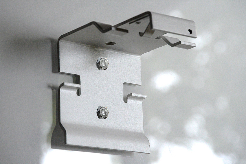 Der Wand- bzw. Deckenhalter besteht aus Metall und wird zunächst montiert. Anschließend wird die Leinwand in die dafür vorgesehene Führung geschoben. Zu zweit ein Kinderspiel! Foto: Michael B. Rehders