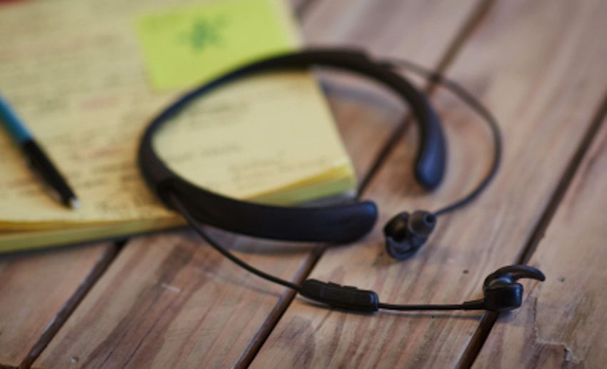 Die QC 30 Headphones zeichnen sich durch kleine Ohrstöpsel mit insgesamt sechs integrierten Mikrofonen aus und warten zudem mit einem eleganten Nackenbügel auf.