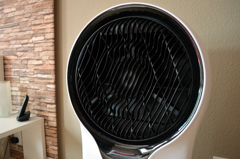 Hinter der Maske eines Ventilators befindet sich außerdem ein Luftkühler, der nochmal mehr Erfrischung verspricht.