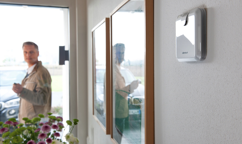 Mit vier verschiedenen Alarmsignalen ist die devolo Alarmsirene einsatzbereit für zahlreiche weitere Szenarien – für jeden Anlass ein individueller Warnton.