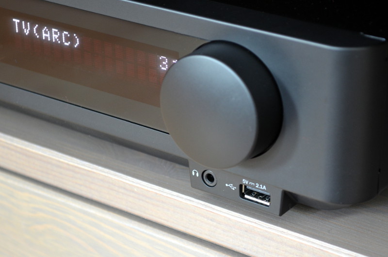 Praktisch am Blu-ray-Receiver sind die Frontanschlüsse für Kopfhörer und USB-Speichermedien unter dem großzügigen Drehregler.