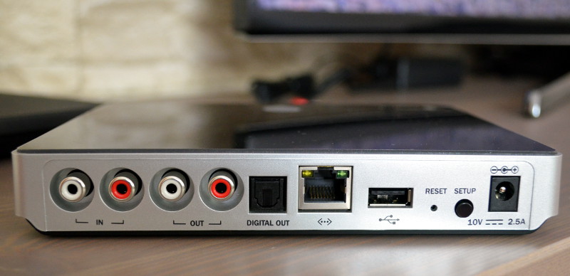 Verfügbaren Platz effizient genutzt: Der kleine Connector bietet Eingänge für Cinch-Kabel und USB-Medien.