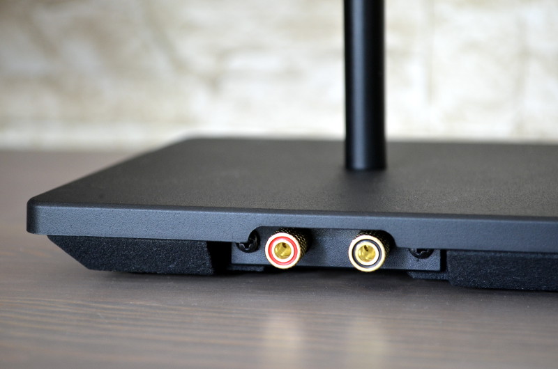 Die Standfüße der Varion-Satelliten verfügen über massive Schraubklemmen, die das vom Receiver kommende Kabel aufnehmen.