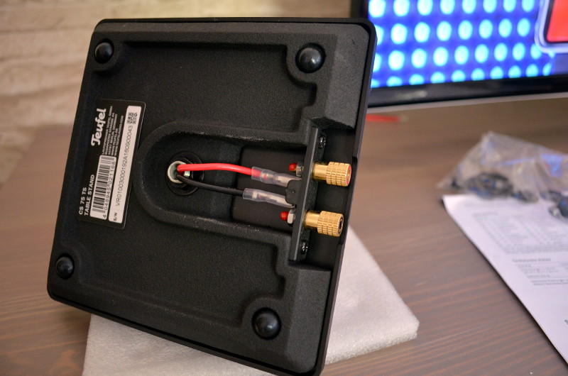 Beim Zusammenbau der Standfüße werden Flachstecker an die Schraubklemmen angeschlossen. Bei unseren Testmodellen sind die Kabel noch rot und schwarz, das finale Produkt setzt komplett auf dezentere schwarze Kabel, passend zur mitgelieferten 30-m-Rolle zum Anschluss an den Impaq 8000.