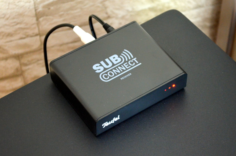 Der kleine SubConnect hat große Wirkung: Er erspart das Verlegen von Subwooferkabeln quer durchs Zimmer.