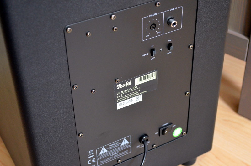 Die übersichtliche Ausstattung auf der Rückseite des Subwoofers ist selbst für Laien keine Herausforderung.