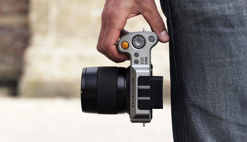 Mit dieser spiegellosen Konstruktion ist es uns gelungen, unseren CMOS-Sensor mit 50 Megapixeln in ein Gehäuse einzubauen, das kompakter als die meisten Kleinbildkameras ist
