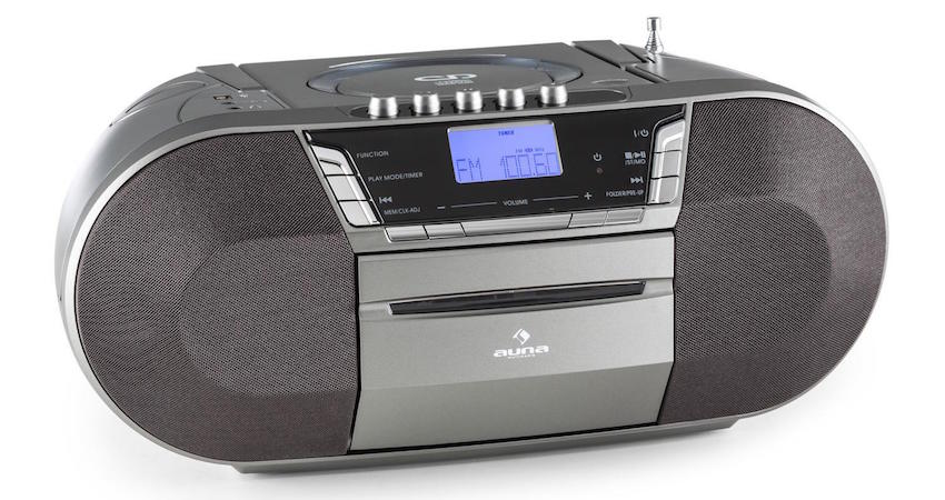 Neben Kassettendeck und UKW-Radiotuner mit 20 Senderspeicherplätzen hat er einen USB-Port mit MP3- Unterstützung an Deck. So können MP3-Dateien direkt vom Stick oder einem MP3-Player abgespielt werden.