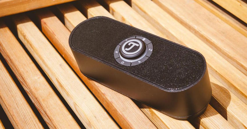 Kompakter und kraftvoller Bluetooth-Lautsprecher aus hochwertigem Aluminium mit Ladeschale und Teufel Dynamore® Technologie für eine breite Klangbühne.