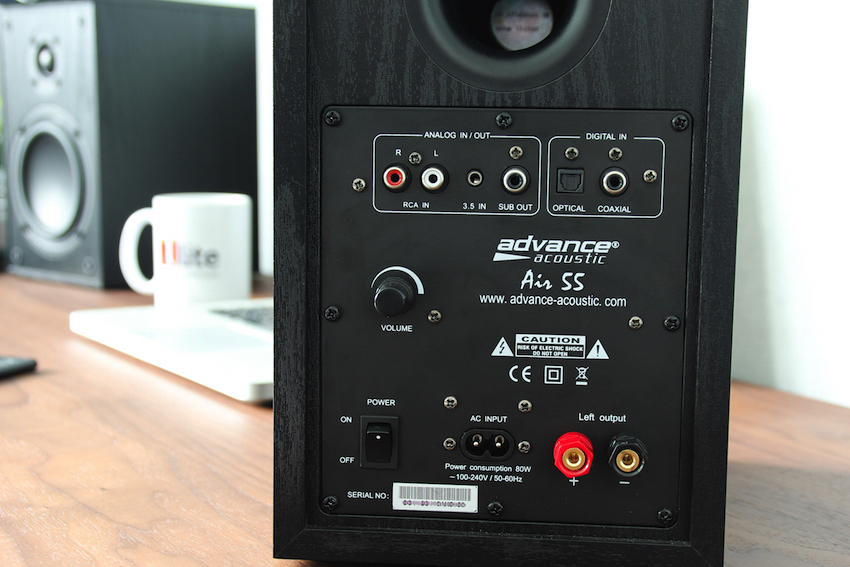 Das Anschlussfeld der Air 55 kann sich sehen lassen. Neben eines Analog-Eingangs offeriert es zwei digitalen Quellen Zugang und bietet obendrein noch einen Subwoofer-Ausgang.