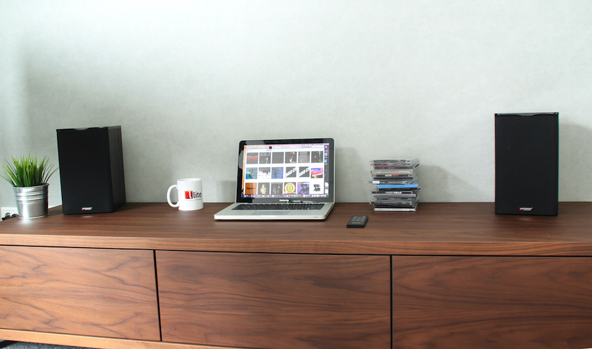 So platzsparend und unauffällig kann ein modernes HiFi-Setup heutzutage sein.